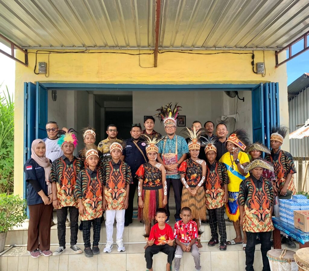 Portal Berita Indonesia dan Dunia Terkini Hari Ini, Update Harian Terbaru, Terlengkap, Tajam, Aktual dan Berimbang. Prof OWIN JAMASY JAMALUDDIN DISAMBUT SECARA ADAT DI RAJA AMPAT - Teropong Rakyat