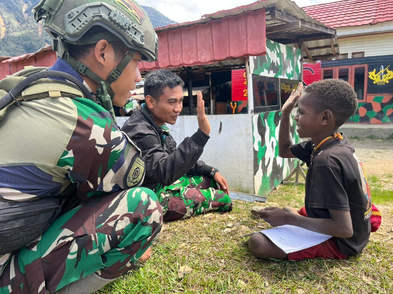 Personel Satgas Yonif 509 Kostrad Ajak Anak Papua Belajar di Pos