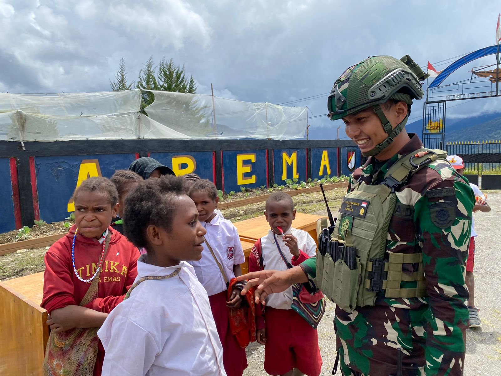 Berikan Semangat Bersekolah, Satgas Yonif 509 Kostrad Bagi-Bagi Keceriaan Untuk Anak-Anak Papua