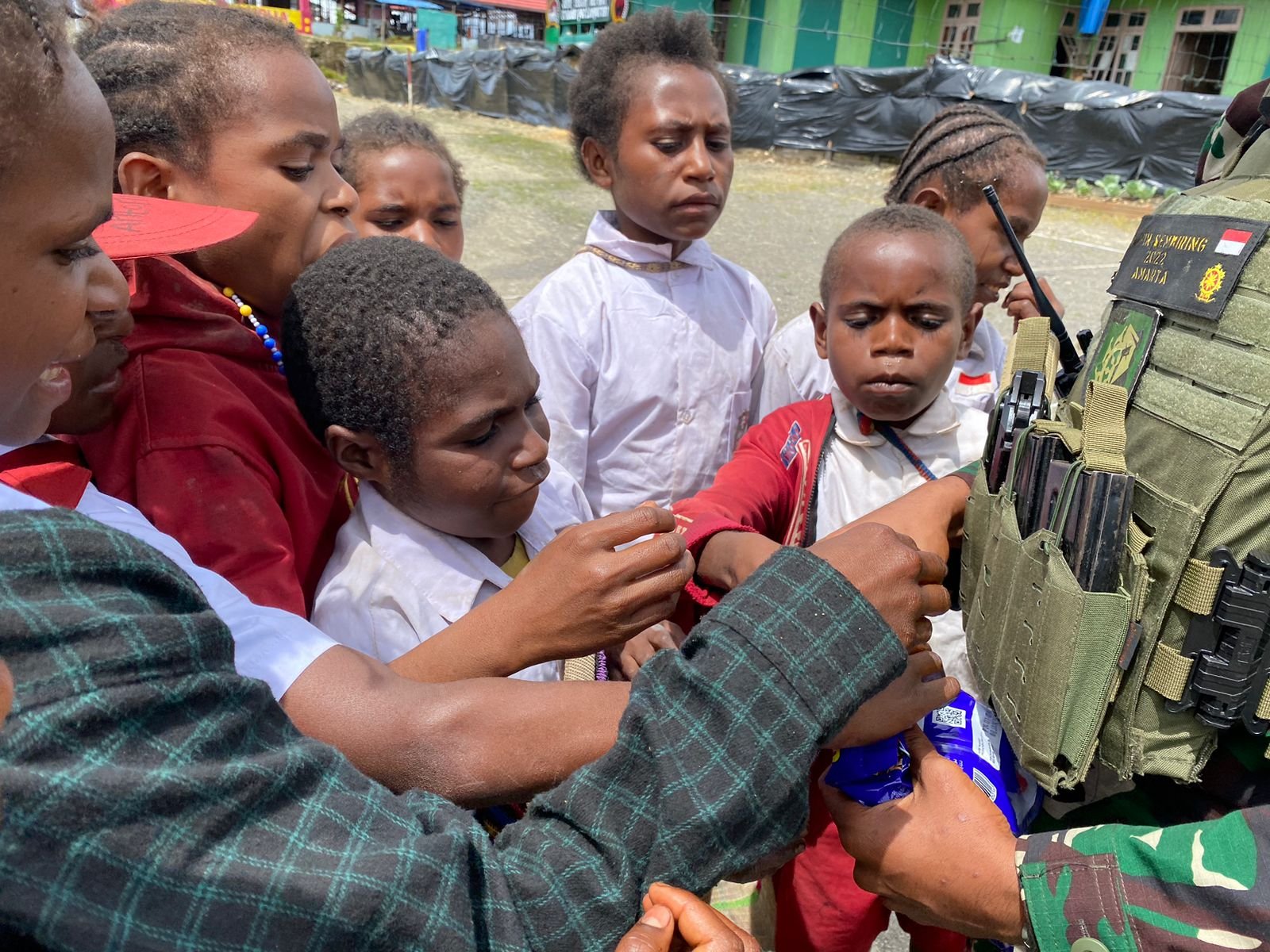 Berikan Semangat Bersekolah, Satgas Yonif 509 Kostrad Bagi-Bagi Keceriaan Untuk Anak-Anak Papua - Teropong Rakyat