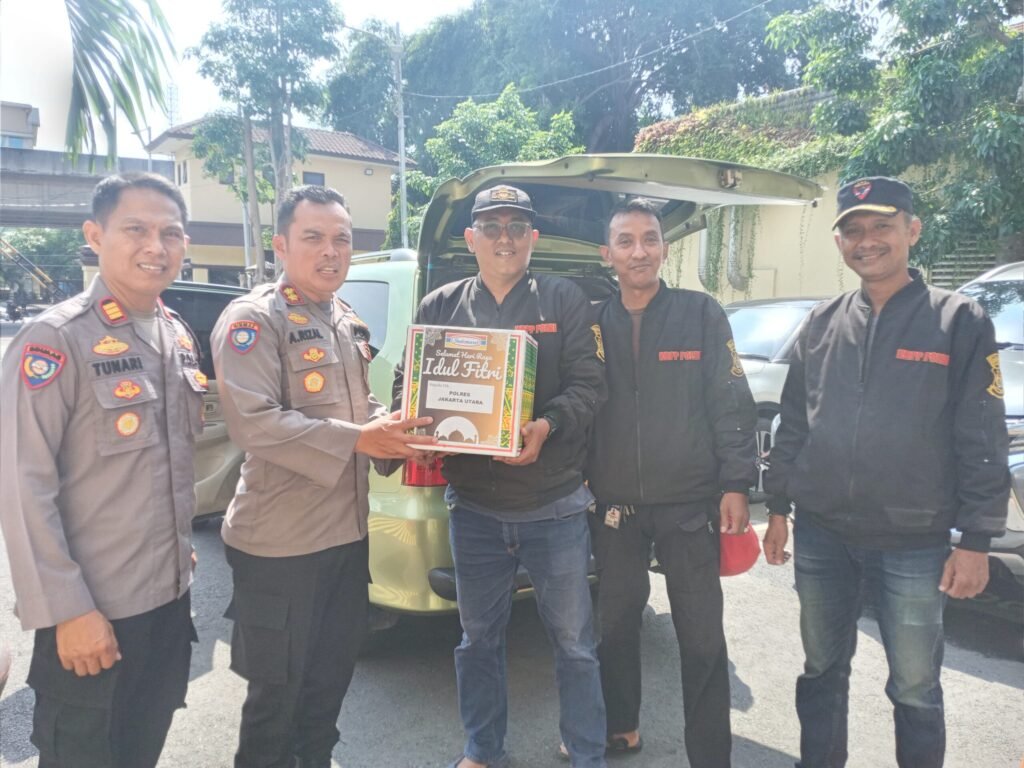 Portal Berita Indonesia dan Dunia Terkini Hari Ini, Update Harian Terbaru, Terlengkap, Tajam, Aktual dan Berimbang. Partisipasi Pimpinan Polres Jakarta Utara Membagikan Paket Sembako Terhadap Mitra Polri - Teropong Rakyat