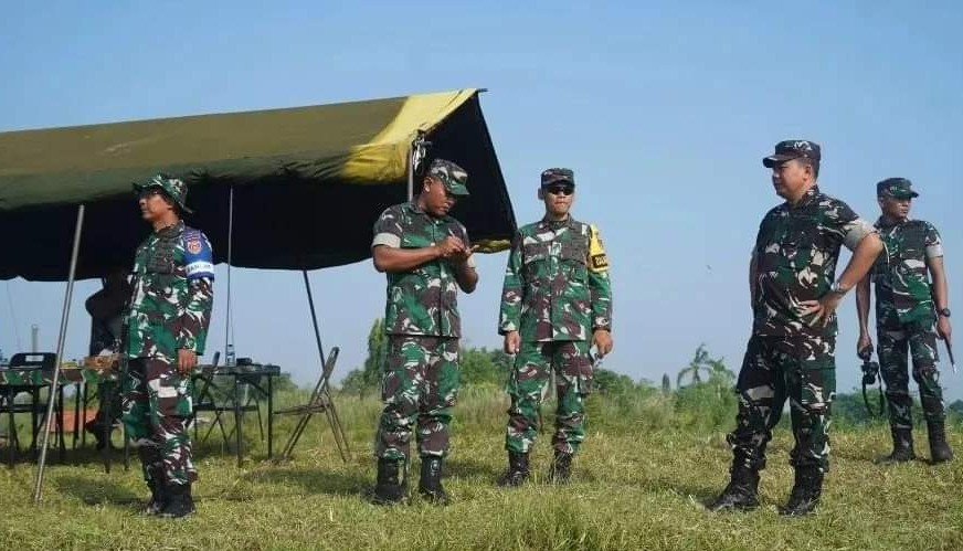 Pangdivif 1 Kostrad Tinjau Latihan Terjun Penyegaran Statik Yonif 305/Tengkorak Divif 1 Kostrad - Teropongrakyat.co