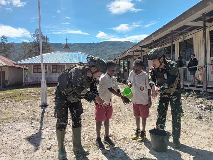 Satgas Yonif 323 Kostrad Berikan Edukasi Kebersihan kepada Anak-Anak di Pedalaman Papua - TeropongRakyat.co