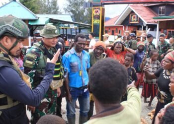 Perkenalan Dengan Masyarakat Intan Jaya, Satgas Yonif 509 Kostrad Laksanakan Bakar Batu