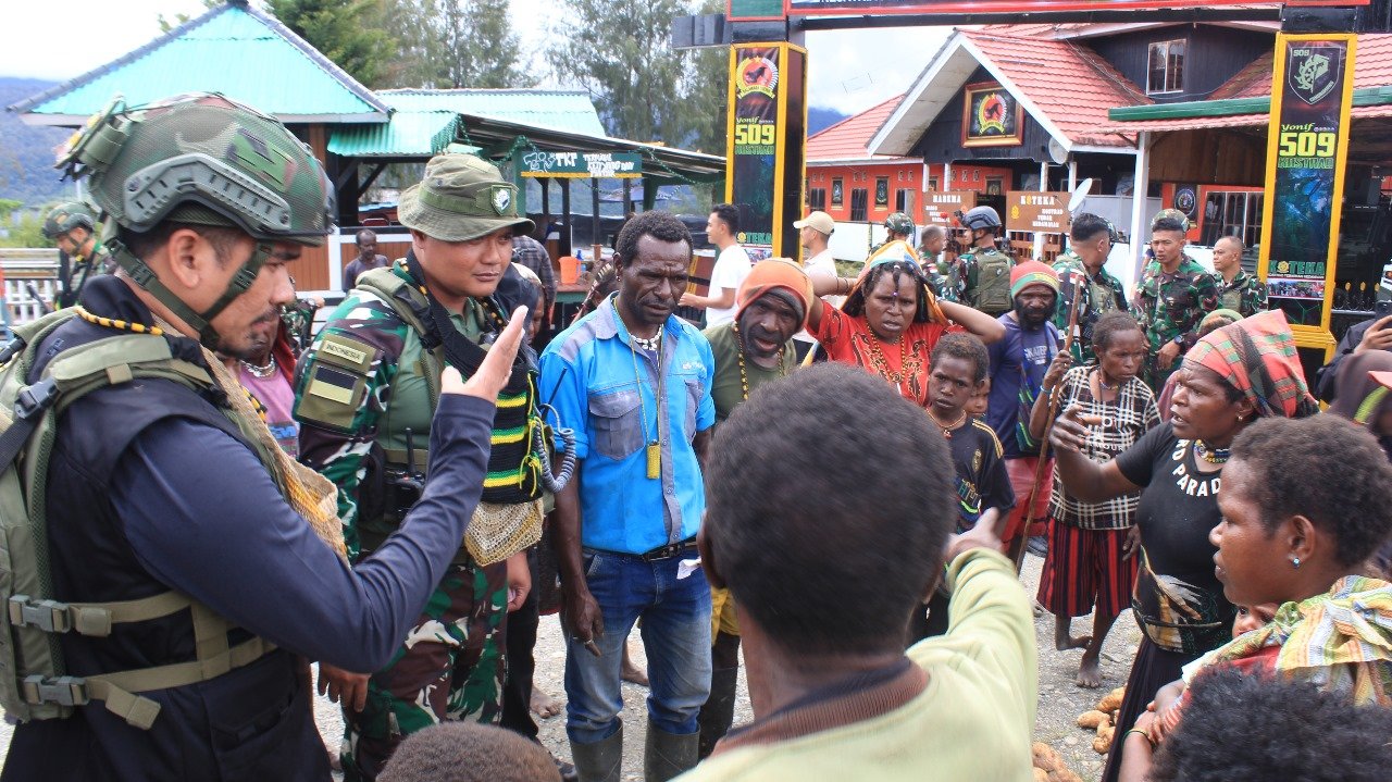 Perkenalan Dengan Masyarakat Intan Jaya, Satgas Yonif 509 Kostrad Laksanakan Bakar Batu