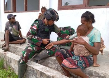 Pengobatan Keliling Satgas Yonif 310/KK, Cara Efektif Jamin Kesehatan Masyarakat!