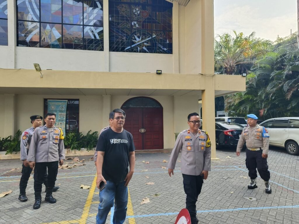 Portal Berita Indonesia dan Dunia Terkini Hari Ini, Update Harian Terbaru, Terlengkap, Tajam, Aktual dan Berimbang. Peduli Kemanusiaan, Polisi Gandeng Lansia Beri Pelayanan Ekstra Saat Ibadah Kenaikan Yesus Kristus di gereja Paroki St. Petrus Paulus Tamansari - Teropong Rakyat