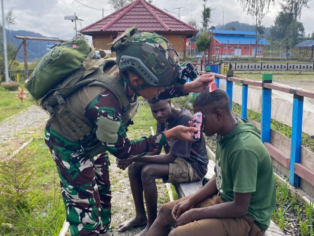 Portal Berita Indonesia dan Dunia Terkini Hari Ini, Update Harian Terbaru, Terlengkap, Tajam, Aktual dan Berimbang. Ingin Ganteng dan Rapi,Remaja Intan Jaya Antri Untuk Pangkas Rambut Oleh Prajurit Satgas Yonif 509 Kostrad - Teropong Rakyat