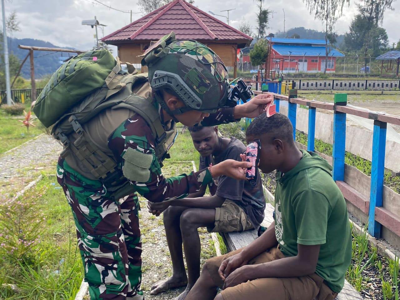 Ingin Ganteng dan Rapi,Remaja Intan Jaya Antri Untuk Pangkas Rambut Oleh Prajurit Satgas Yonif 509 Kostrad