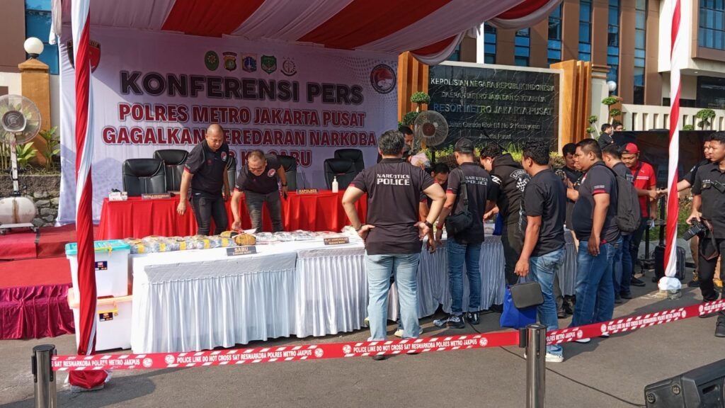 Portal Berita Indonesia dan Dunia Terkini Hari Ini, Update Harian Terbaru, Terlengkap, Tajam, Aktual dan Berimbang. SatRes Narkoba Polres Metro Jakarta Pusat Musnahkan 49,8Kg Narkotika - Teropong Rakyat