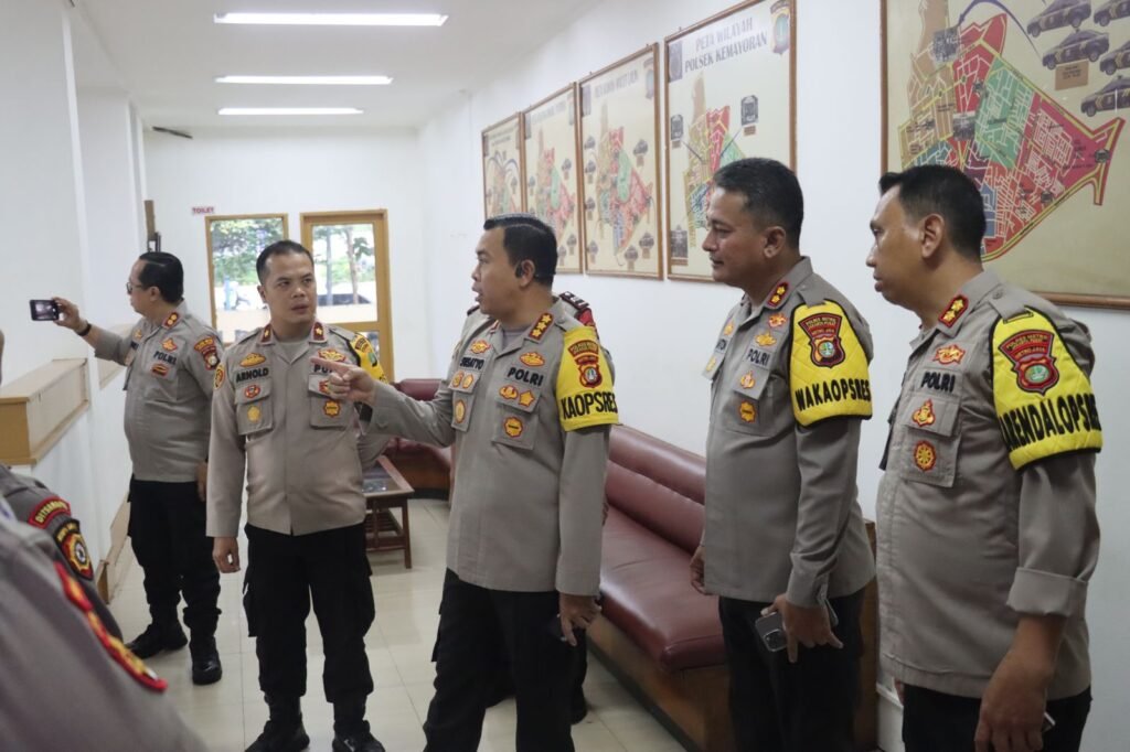 Portal Berita Indonesia dan Dunia Terkini Hari Ini, Update Harian Terbaru, Terlengkap, Tajam, Aktual dan Berimbang. Kapolres Metro Jakpus Pastikan Pelayanan Masyarakat di Polsek Kemayoran Berjalan Sesuai Prosedur - Teropong Rakyat