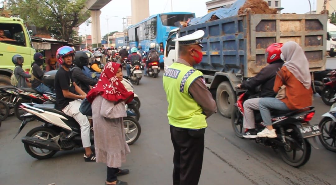 Kanit Lantas Polsek Cakung AKP. Dwi Hari Setianto Bersama Personel Gelar Kegiatan Rutin Pengaturan Lalin Dan Urai Kepadatan Kendaraan - Teropongrakyat.co