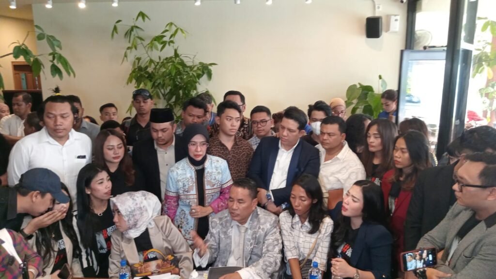 Portal Berita Indonesia dan Dunia Terkini Hari Ini, Update Harian Terbaru, Terlengkap, Tajam, Aktual dan Berimbang. Polda Jabar Memberikan Keterangan Terkait DPO Kasus Vina, Kuasa Hukum dan Keluarga Alm. Vina Tolak Pernyataan - Teropong Rakyat