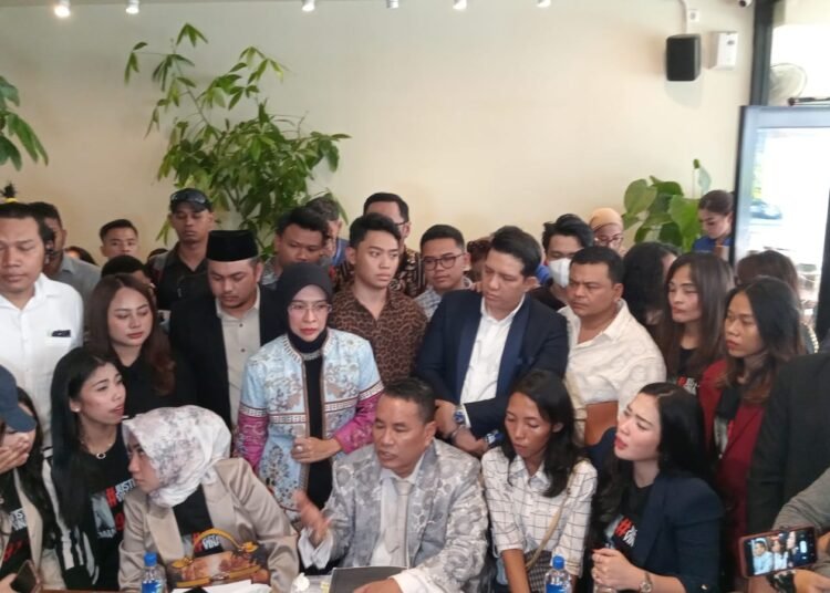 Polda Jabar Memberikan Keterangan Terkait DPO Kasus Vina, Kuasa Hukum dan Keluarga Alm. Vina Tolak Pernyataan - TeropongRakyat.co