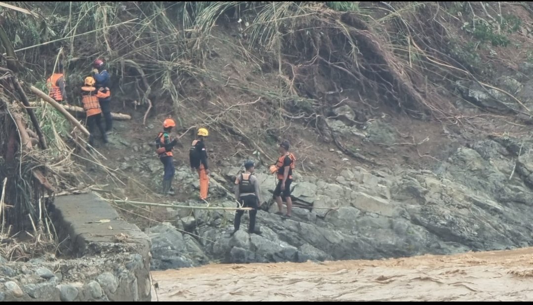 Tim Sar Gabungan Terus Berupaya Melakukan Pencarian Korban Banjir di Luwu - Teropongrakyat.co