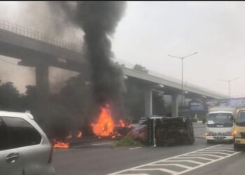 Dua Mobil Tabrakan di Tol Cikampek KM 6B Mengundang Maut
