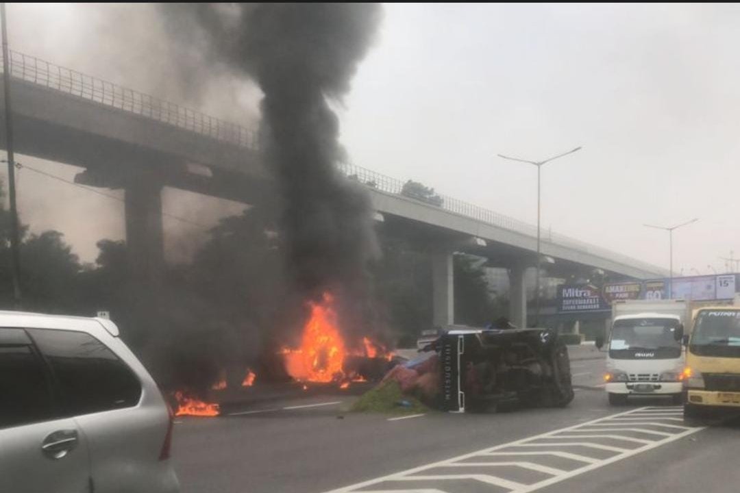 Dua Mobil Tabrakan di Tol Cikampek KM 6B Mengundang Maut