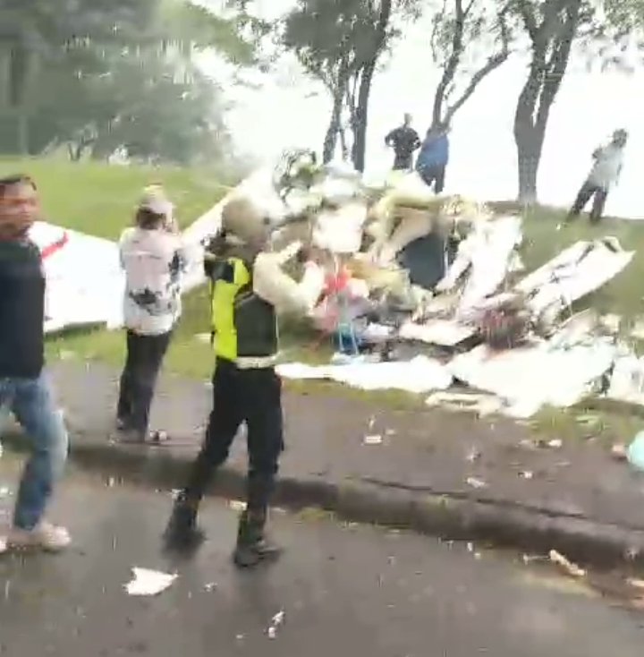 Portal Berita Indonesia dan Dunia Terkini Hari Ini, Update Harian Terbaru, Terlengkap, Tajam, Aktual dan Berimbang. Kecelakaan Pesawat Jenis Capung Jatuh di Samping Lapangan Sunburst BSD - Teropong Rakyat