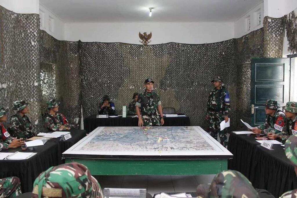 Portal Berita Indonesia dan Dunia Terkini Hari Ini, Update Harian Terbaru, Terlengkap, Tajam, Aktual dan Berimbang. Prajurit Yonarhanud 2 Kostrad Asah Kemampuan Pemetaan Peta Model Medan Tingkat Pleton. - Teropong Rakyat