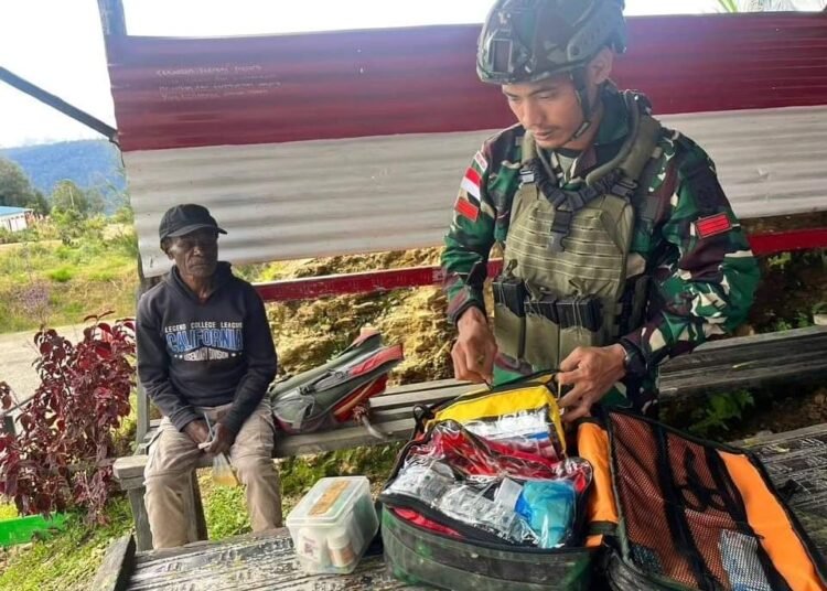 Prajurit Satgas Yonif 509 Kostrad Berikan Bantuan Kesehatan Kepada Warga Kampung Holomama, Intan Jaya, Papua - TeropongRakyat.co