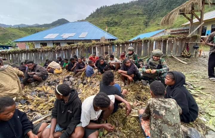 Prajurit Yonif 432 Kostrad Sambut Tahun Ajaran Baru di SD Inpres Mbua Dengan Upacara Bakar Batu - Teropong Rakyat