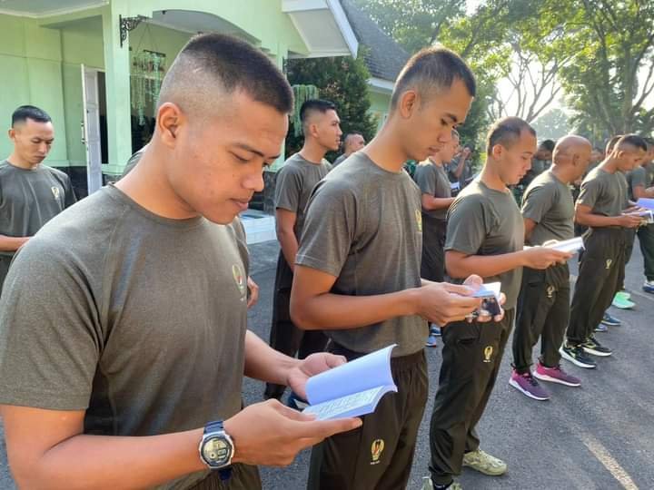 Personil Menarmed 2 Kostrad Terima Buku Saku Pegangan dan Pedoman Praktis Bagi Prajurit - Teropongrakyat.co