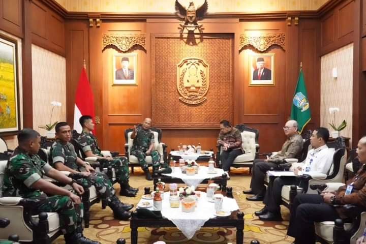 Perkuat Sinergitas, Pangdivif 2 Kostrad Audiensi Ke Pangdam V/Brw Dan Gubernur Jatim - TeropongRakyat.co