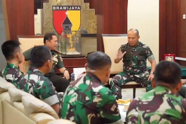 Perkuat Sinergitas, Pangdivif 2 Kostrad Audiensi Ke Pangdam V/Brw Dan Gubernur Jatim - TeropongRakyat.co