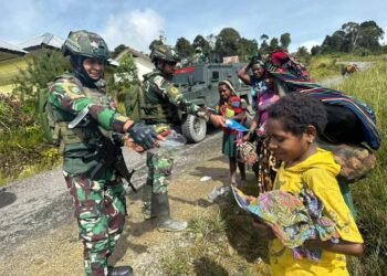 Satgas Yonif 509 Kostrad Beri Bantuan  kepada Masyarakat di Kampung Mamba Bawah, Intan Jaya, Papua - TeropongRakyat.co