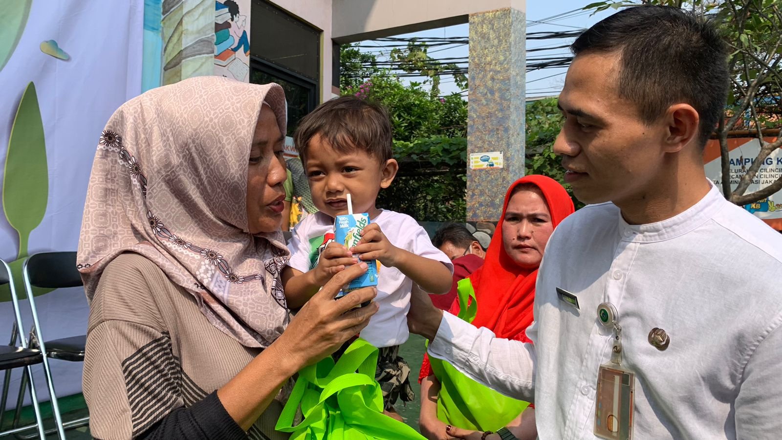 Peringati Hari Susu Sedunia,Apical Marunda Bagikan Susu untuk Tingkatkan Nutrisi Gizi Anak - TeropongRakyat.co