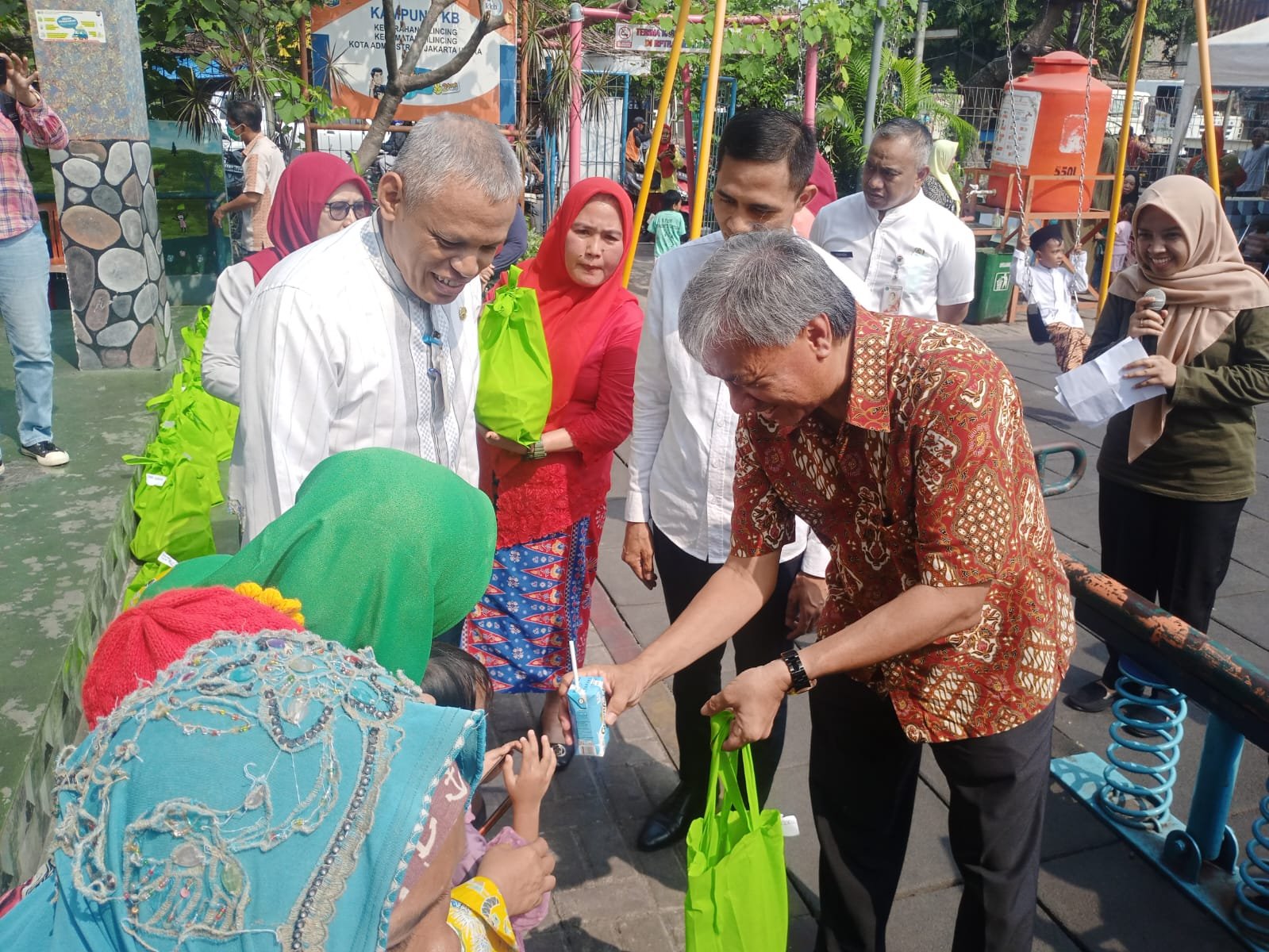 Peringati Hari Susu Sedunia,Apical Marunda Bagikan Susu untuk Tingkatkan Nutrisi Gizi Anak - TeropongRakyat.co