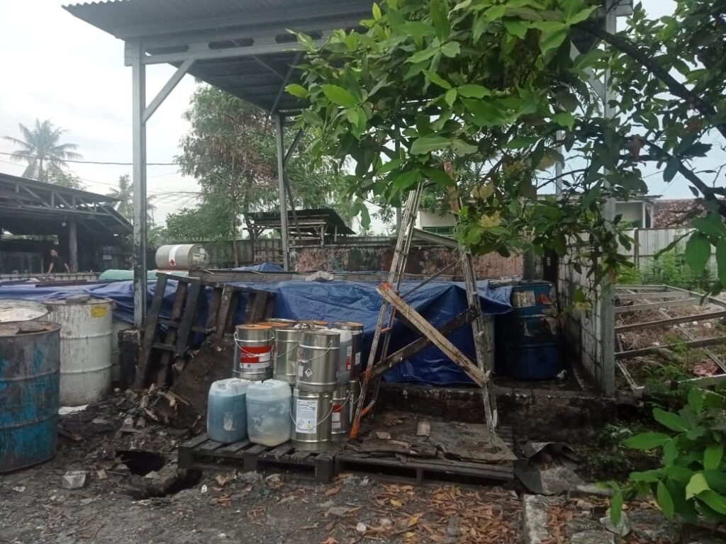 Portal Berita Indonesia dan Dunia Terkini Hari Ini, Update Harian Terbaru, Terlengkap, Tajam, Aktual dan Berimbang. DLHK Di Duga Tidur Siang. Pengolahan Limbah B3 Tanpa Izin Bebas Beroperasi - Teropong Rakyat