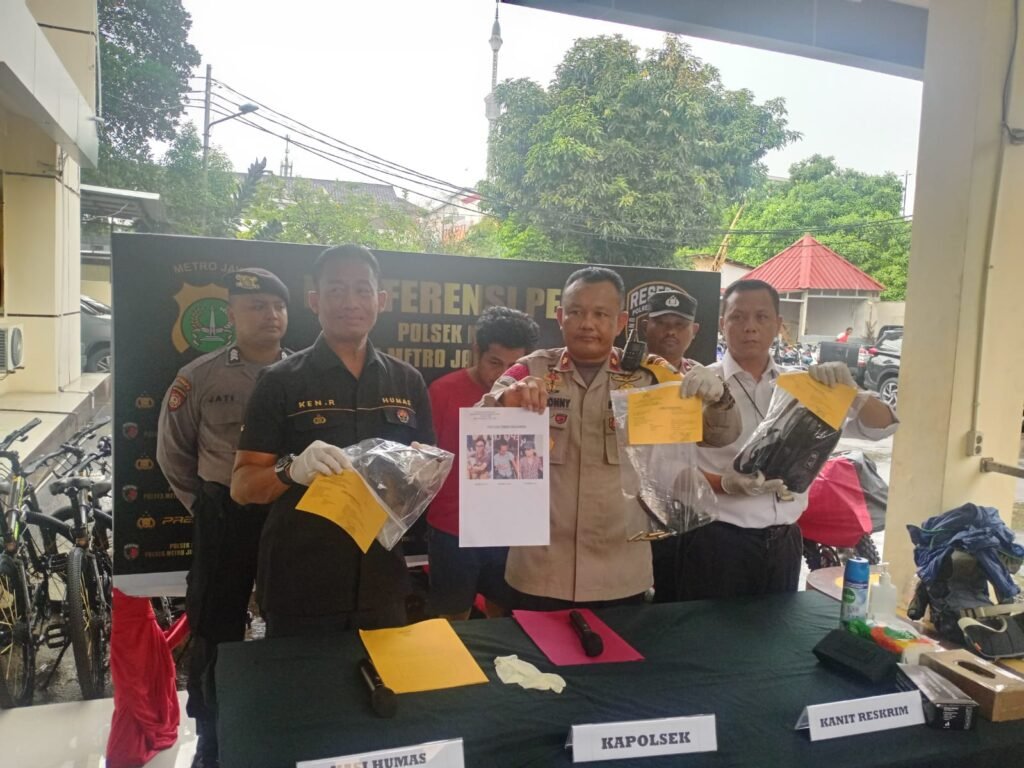 Portal Berita Indonesia dan Dunia Terkini Hari Ini, Update Harian Terbaru, Terlengkap, Tajam, Aktual dan Berimbang. Polsek Koja Berhasil Mengungkap Kasus Curanmor dengan Penggunaan Senjata Api - Teropong Rakyat