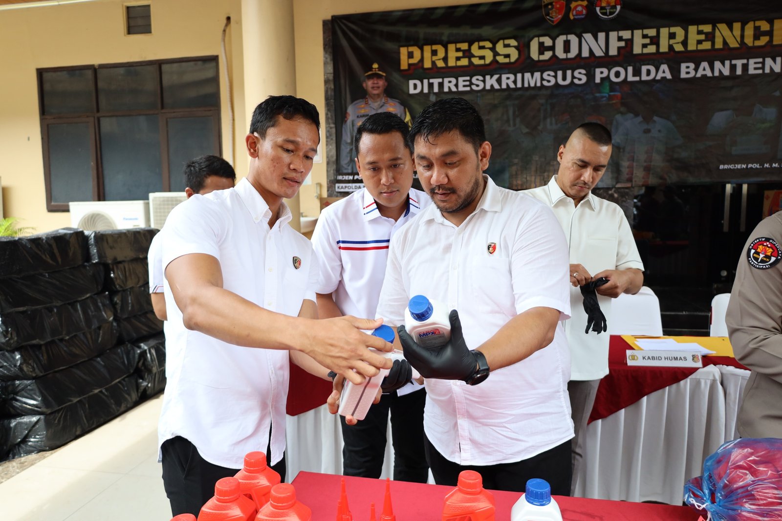 Ditreskrimsus Polda Banten Ungkap Kasus Oli Palsu. - Teropongrakyat.co