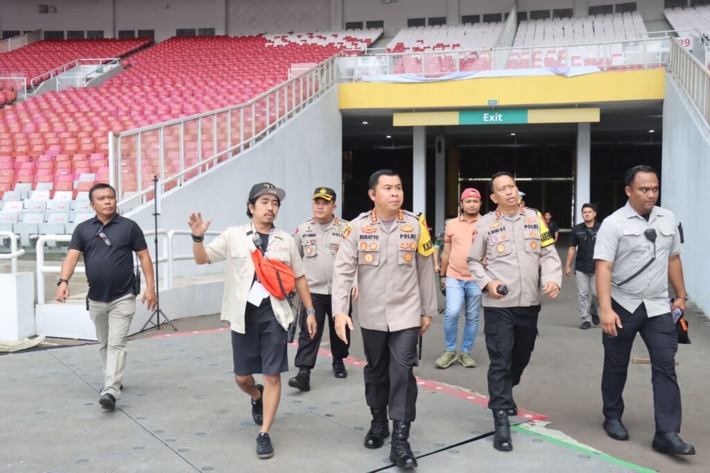 Portal Berita Indonesia dan Dunia Terkini Hari Ini, Update Harian Terbaru, Terlengkap, Tajam, Aktual dan Berimbang. TNI Polri Kerahkan 2.086 Personil Amankan Pertandingan Sepak Bola Indonesia Vs Iraq di GBK - Teropong Rakyat