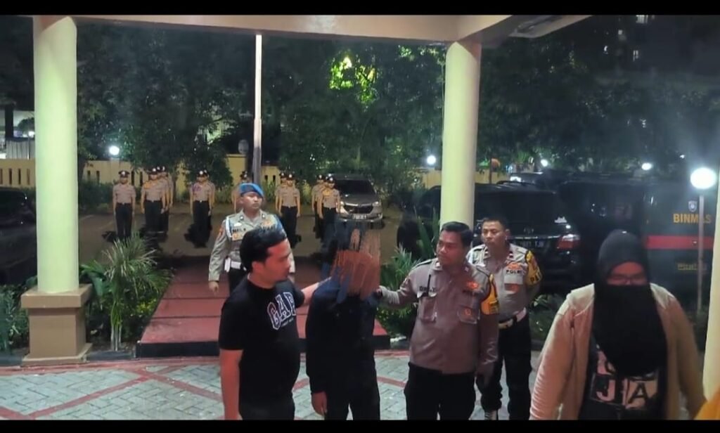 Portal Berita Indonesia dan Dunia Terkini Hari Ini, Update Harian Terbaru, Terlengkap, Tajam, Aktual dan Berimbang. Pelaku pelecehan Dua Anak di Bawah Umur Berhasil di tangkap Pihak Polsek Kemayoran - Teropong Rakyat