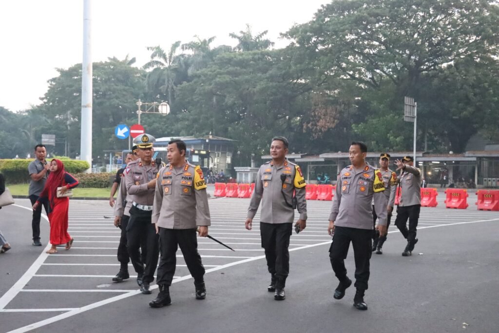 Portal Berita Indonesia dan Dunia Terkini Hari Ini, Update Harian Terbaru, Terlengkap, Tajam, Aktual dan Berimbang. Polri Terjunkan 1.347 Personil, Amankan Aksi Bela Palestina di Kedubes AS - Teropong Rakyat