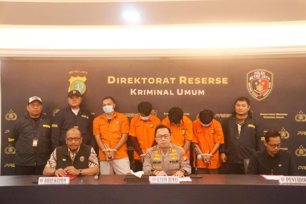 Portal Berita Indonesia dan Dunia Terkini Hari Ini, Update Harian Terbaru, Terlengkap, Tajam, Aktual dan Berimbang. Polda Metro Jaya Berhasil Ungkap Perampokan Toko Jam Tangan Mewah di Pantai Indah Kapuk 2 - Teropong Rakyat