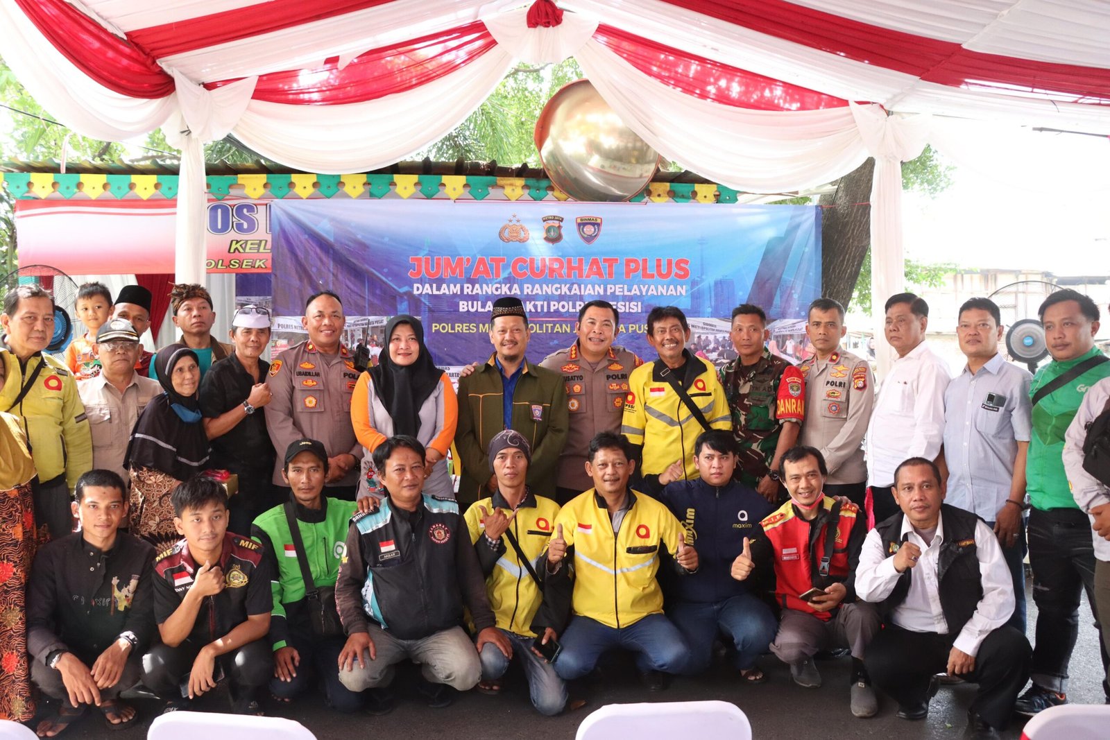 Jum’at Curhat Plus Kapolres Metro Jakarta Pusat Dalam Rangkaian Pelayanan Bulan Bakti Polri Presisi Bersama Warga di Poskamling RW 011 Johar Baru