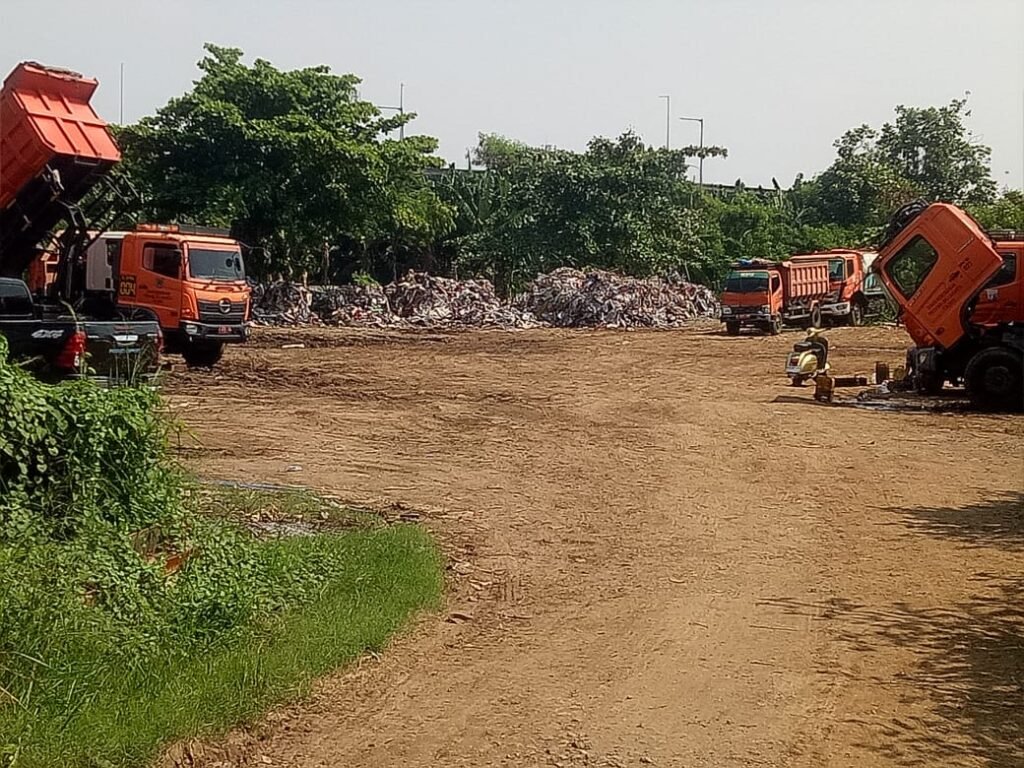 Tabrak Aturan, PLH: Di perintahkan Pol PP Buang Sampah - Teropong Rakyat