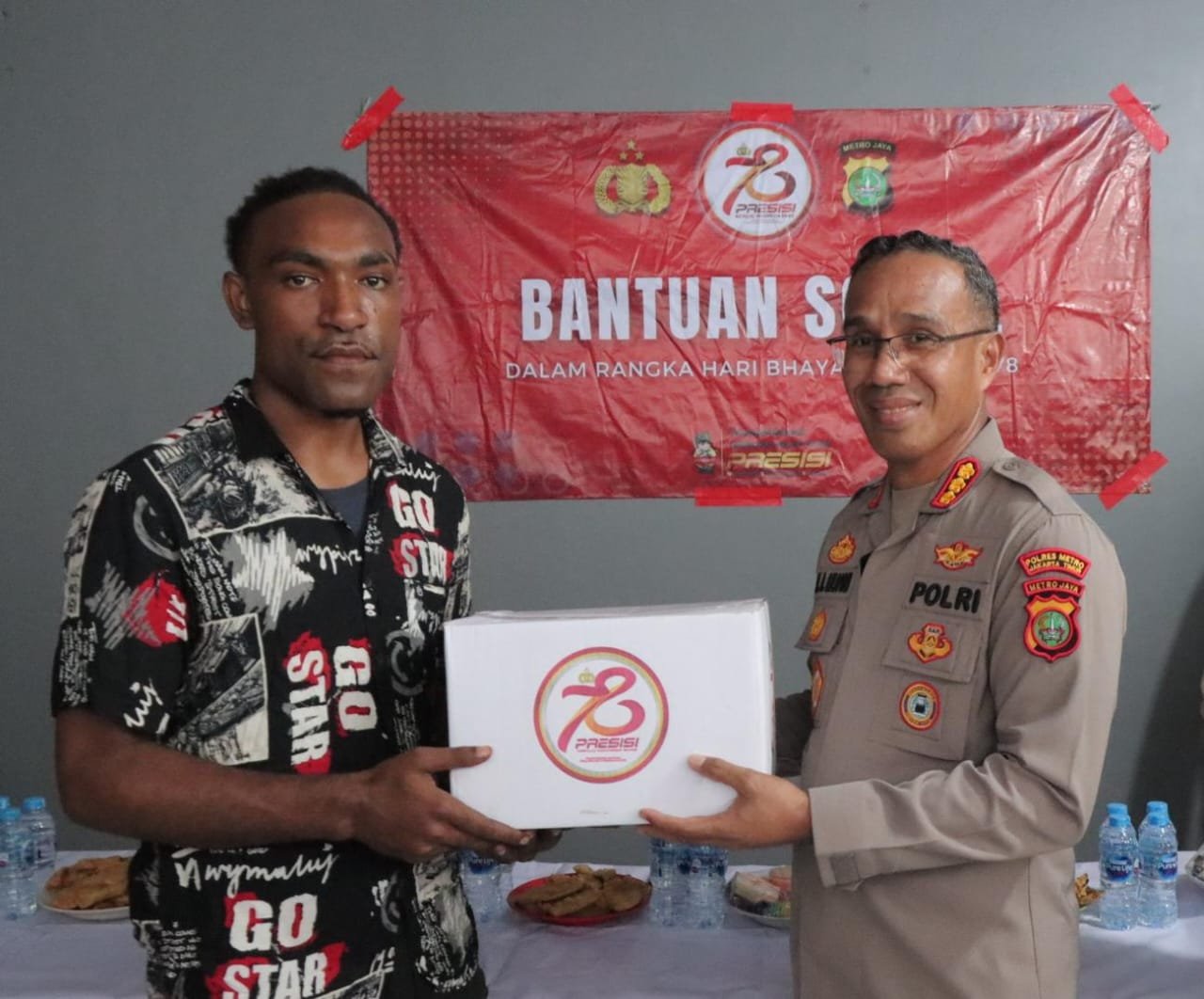 Kapolrestro Jaktim Berikan Bantuan Sosial Kepada Mahasiswa Papua Dalam Rangka HUT Bhayangkara ke-78 - Teropongrakyat.co