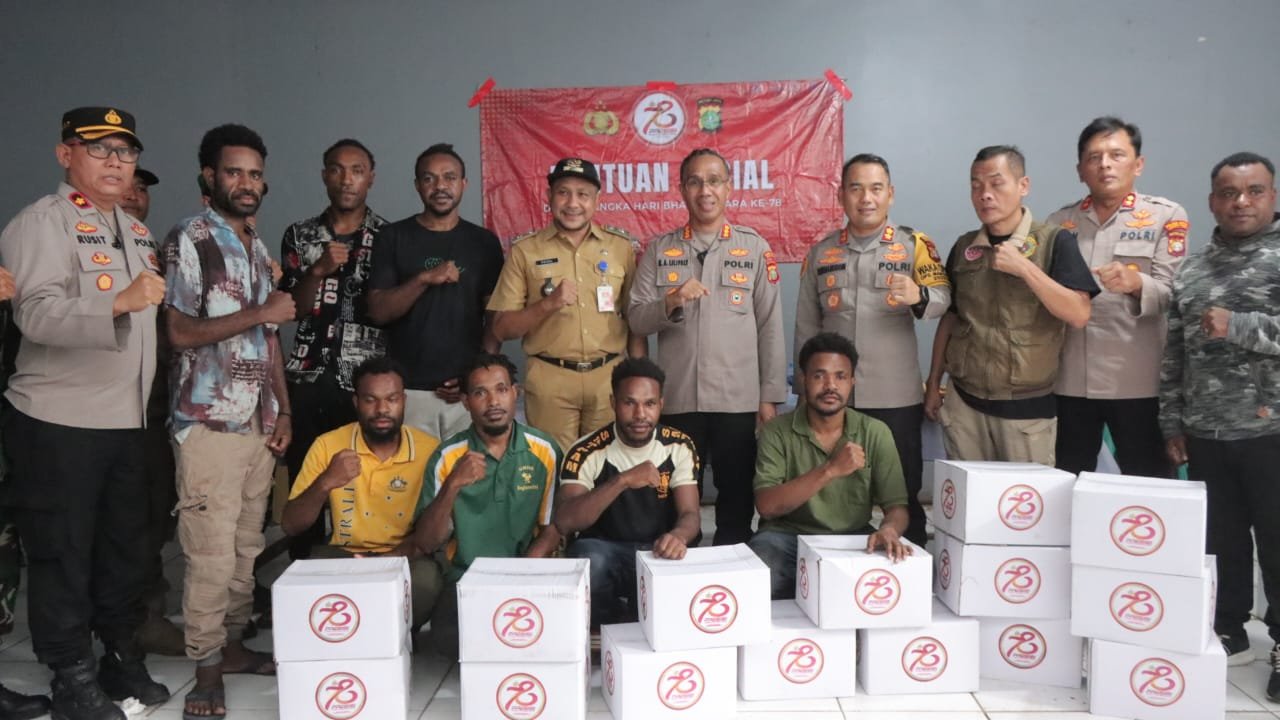 Kapolrestro Jaktim Berikan Bantuan Sosial Kepada Mahasiswa Papua Dalam Rangka HUT Bhayangkara ke-78