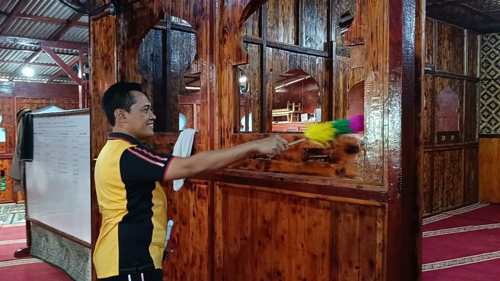Polsek Cilincing dan Polres Metro Jakarta Utara Giat Bakti Religi - Teropong Rakyat
