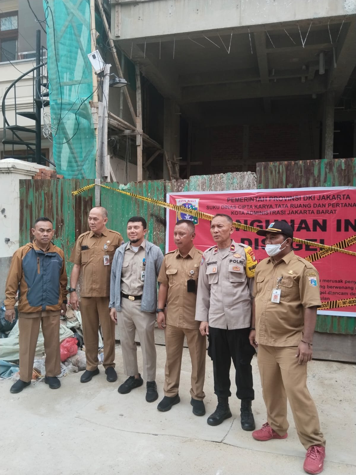 Oknum Mengaku Anggota PWI Jadi Centeng Bangunan, Citata Jakbar Segel Mati.