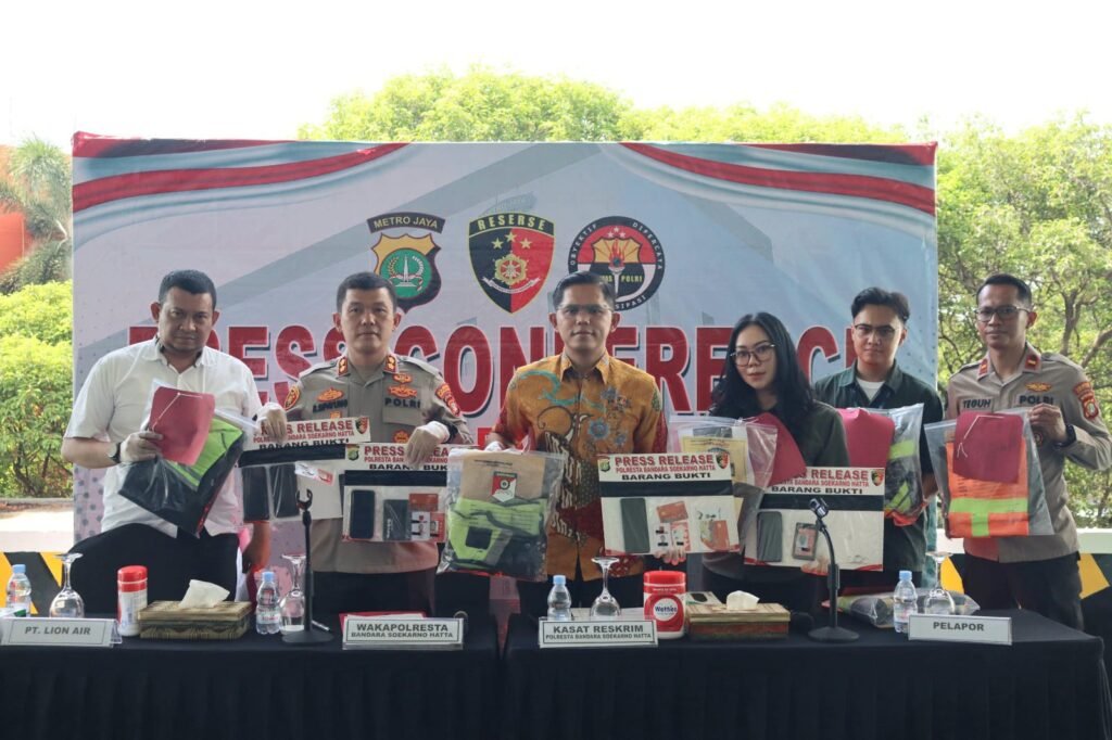 Portal Berita Indonesia dan Dunia Terkini Hari Ini, Update Harian Terbaru, Terlengkap, Tajam, Aktual dan Berimbang. Polresta Bandara Soetta Bongkar Pencurian Modus Bobol Koper, 5 Petugas Porter Jadi Tersangka - Teropong Rakyat