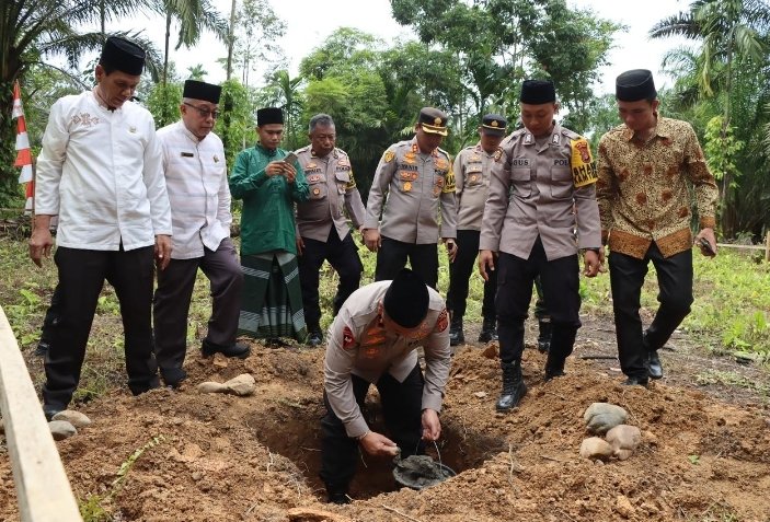 Wakapolda Aceh Letakkan Batu Pertama Pembangunan Masjid Pesantren Babul Ulum - Teropong Rakyat