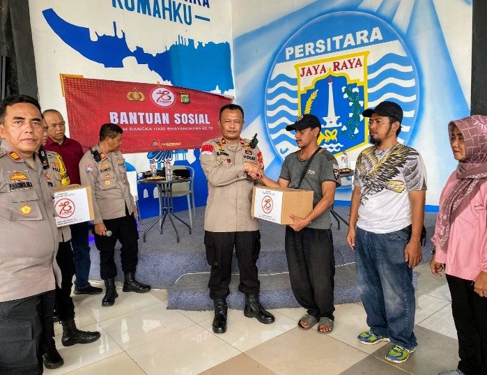 Dalam Rangka HUT Bhayangkara ke-78 Mapolsek Koja Berbagi Kebahagiaan. - TeropongRakyat.co