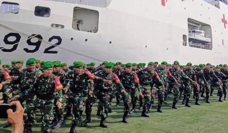 Siap Tempur ke Papua, Kapal Perang TNI Angkut Pasukan Elite Para Raider Kostrad - Teropongrakyat.co