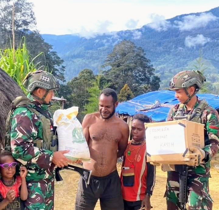 Berbagi Kebahagiaan Bersama Warga Kampung Eromaga, Papua - TeropongRakyat.co