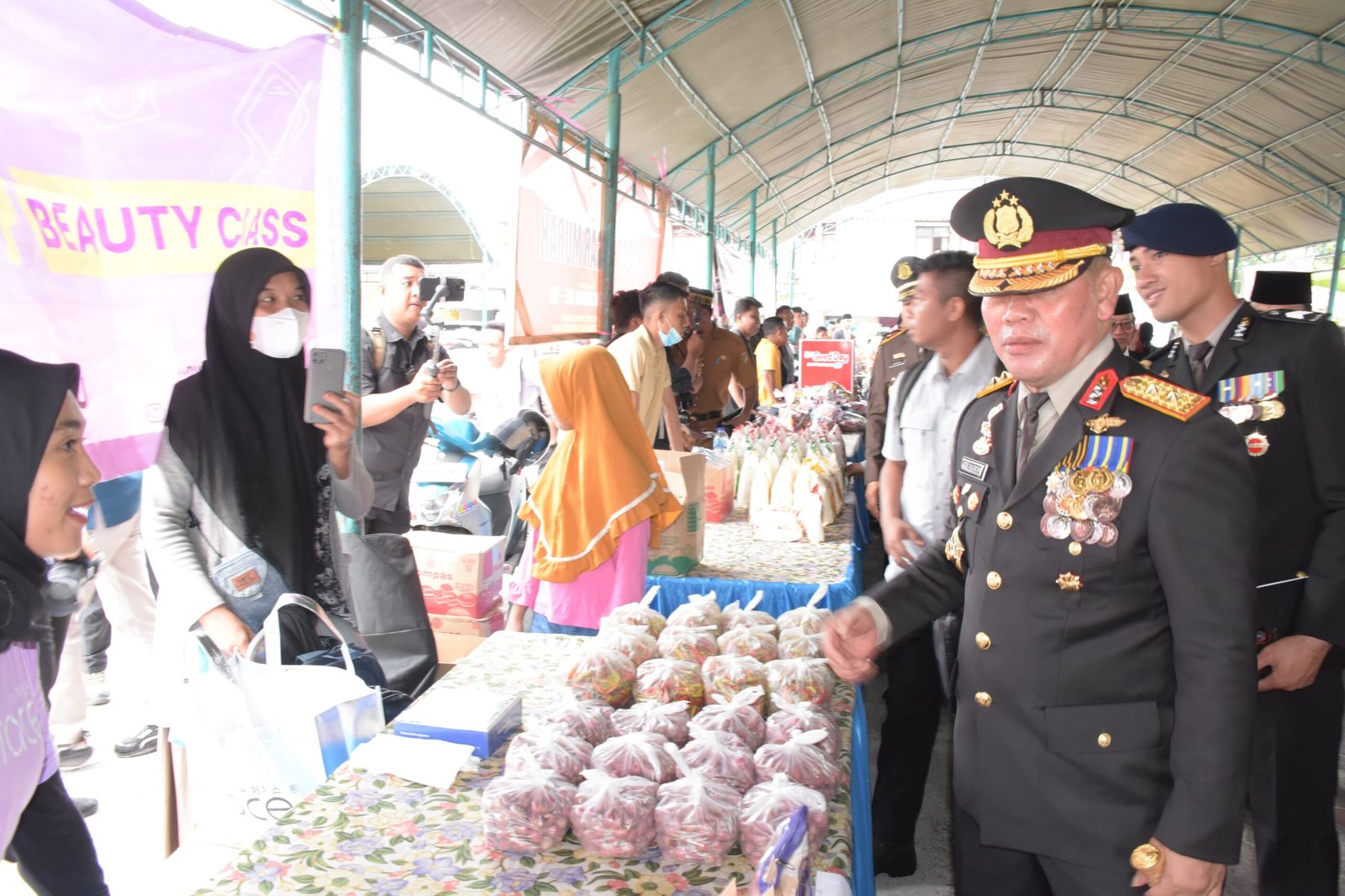 Berbagi Kebahagiaan Hari Bhayangkara ke-78 Polda Sulteng gelar Bazar Sembako Murah dan UMKM - Teropongrakyat.co